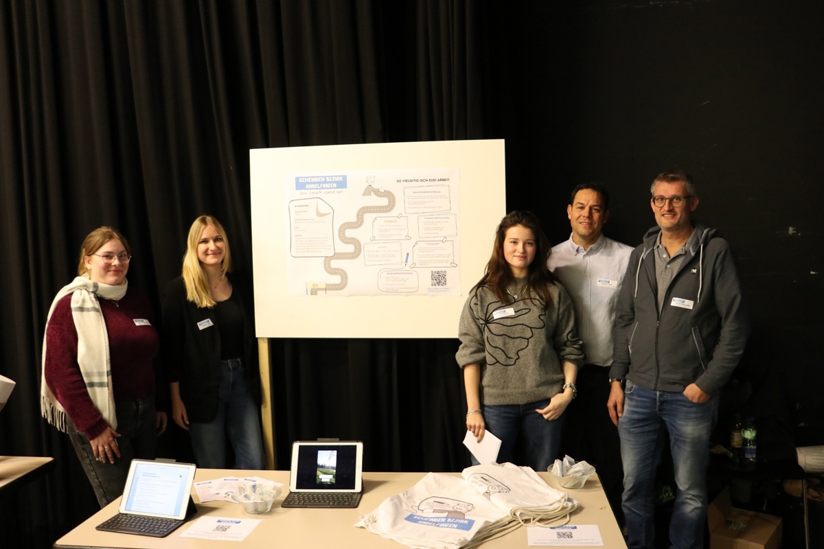 Der Gemeindepräsidentenverband Andelfingen war zum ersten Mal an der Tischmesse. Delegierte der Gemeinden stellten die Lehre Kaufleute in der öffentlichen Verwaltung vor.