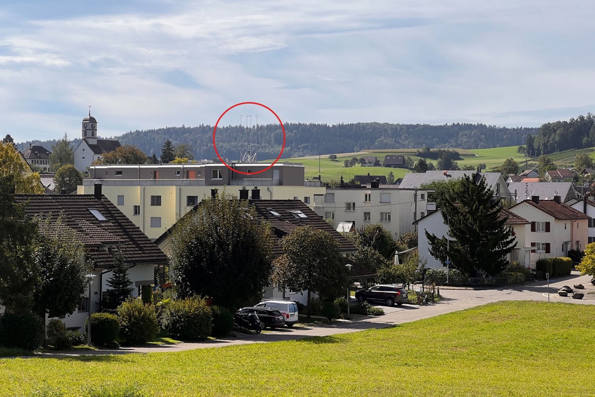 Das Baugespann auf dem Mehrfamilienhaus zeigt an (rot markiert)