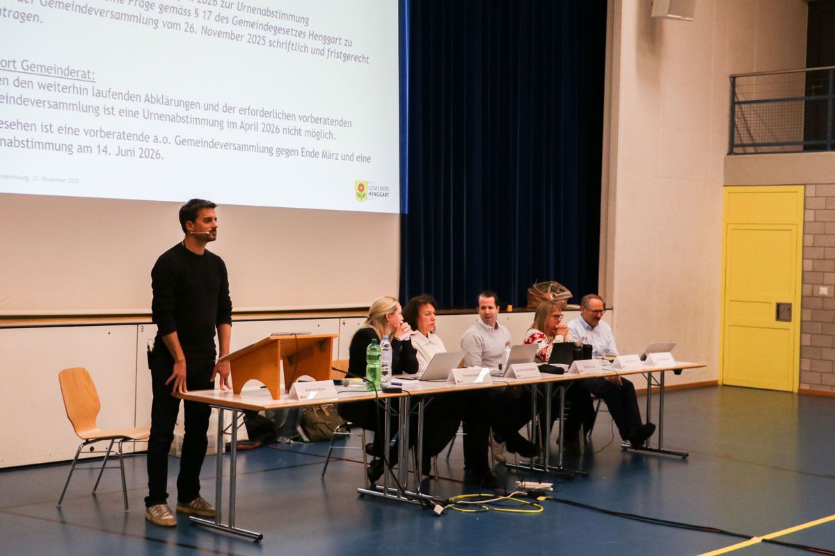 Der Gemeinderat Henggart gab an der Gemeindeversammlung Informationen zum geplanten Gesundheitszentrum. Von links: Andreas Wyler, Gemeindeschreiberin Tamara Stüdle, Jacqueline Bohnenblust, Michael Obst, Claudia Grätzer, Ignaz Reichmuth