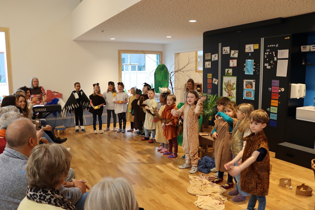 17 Kinder (zwei waren krank) spielten am Donnerstag die Tiere der Osterhasengeschichte von Andrea Külling (links