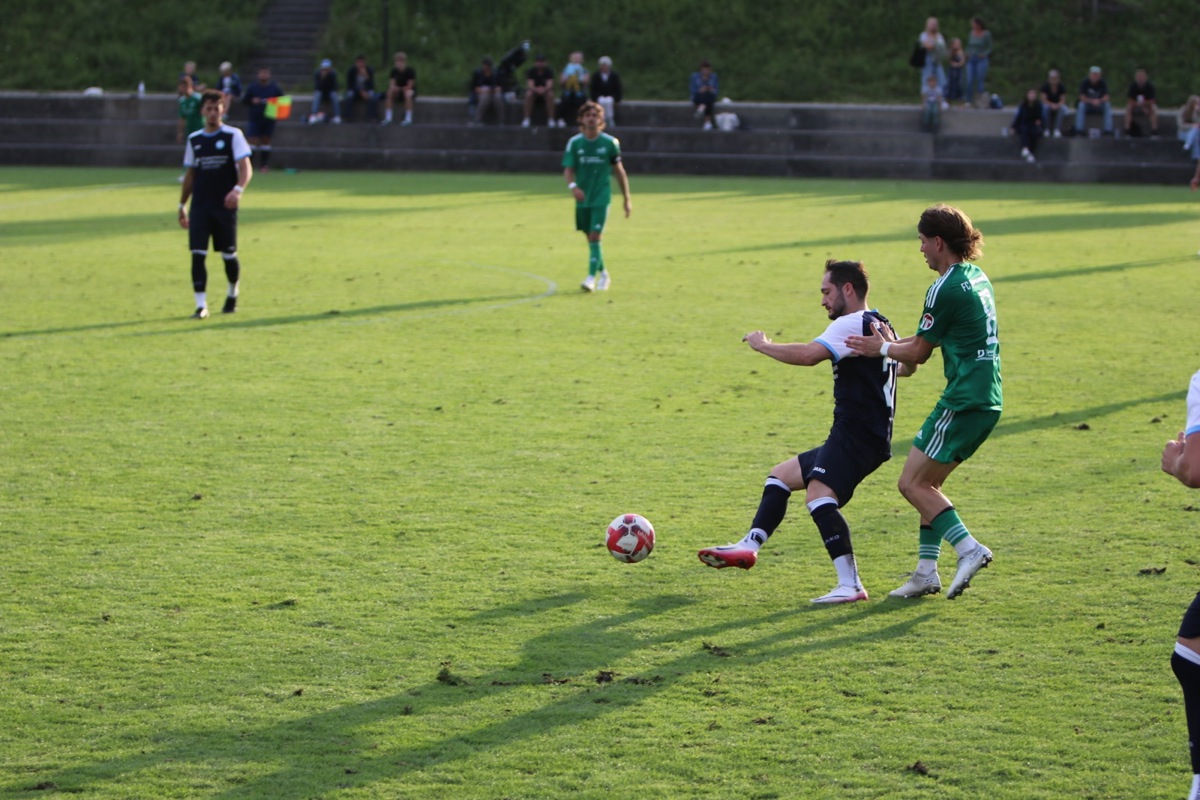 Der FC Ellikon/Marthalen (dunkelblau) liegt aktuell auf dem letzten Tabellenplatz der 3. Liga.