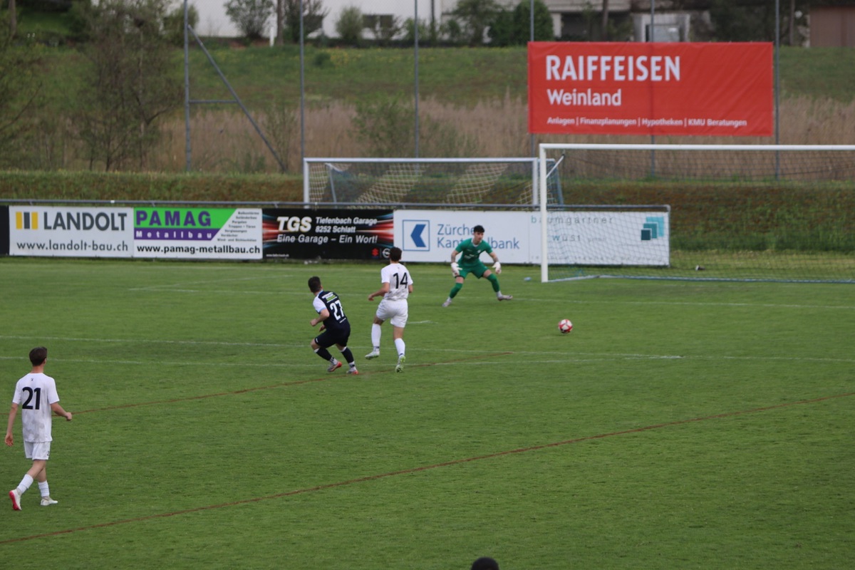Der Torhüter steht vor dem falschen Tor: Durch einen Fehler im Spielaufbau schenkte Wiesendangen dem FC Ellikon/Marthalen das Tor zum zwischenzeitlichen 3:0. Alejandro Tapia (Nr. 27) brauchte nur noch einzuschieben.