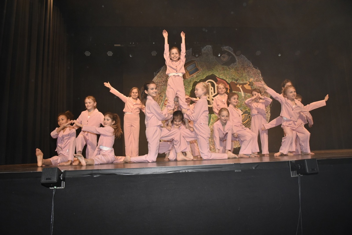 Die kleine Mädchenriege machte mit einem schönen Tanz den Auftakt zur Abendunterhaltung.