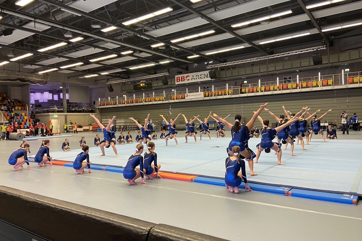 Das Getu Flaachtal beim Bodenturnen mit allen 61 Athletinnen des Vereins.