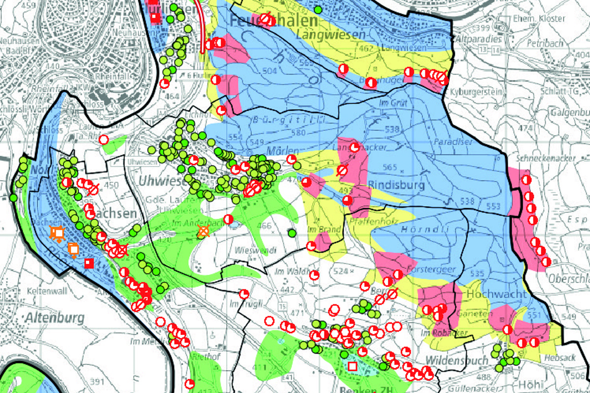 Auszug aus dem Wärmenutzungsatlas des GIS-Browsers. Im blauen und roten Bereich sind Erdwärmesonden nicht erlaubt. Die grünen Kreise bedeuten solche Wärmepumpen.