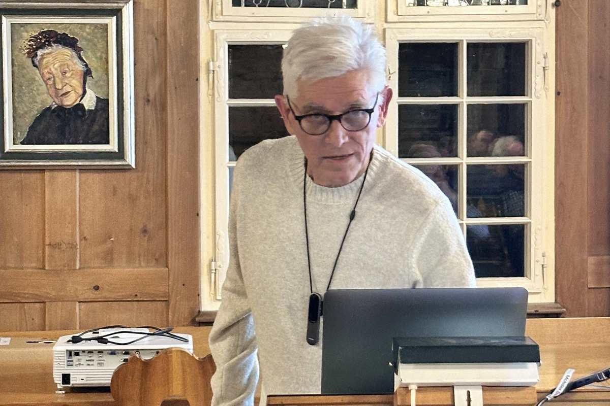 Andy Ulrich vom «Lindebückli» in Waltalingen (links) arbeitet seit über zehn Jahren an seiner genealogischen Datenbank der alten Familien des Stammertals. Sein Vortrag lockte ungewohnt viele Mitglieder und Gäste an die GV der Lesegesellschaft. 