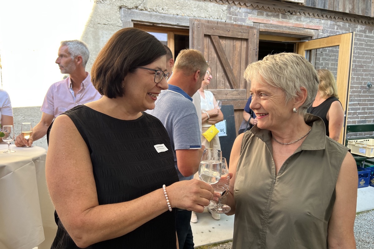 Regierungsrätin Jacqueline Fehr (rechts) mit der einzigen Gemeindepräsidentin im Bezirk, Claudia Gürtler (Trüllikon).