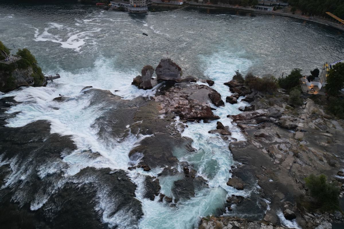 Die aktuelle Trockenheit bereitet weitherum Sorge. Am Rheinfall sind vor allem Steine zu sehen.