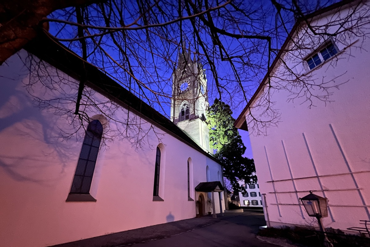 Die Kirche Andelfingen bei Nacht.