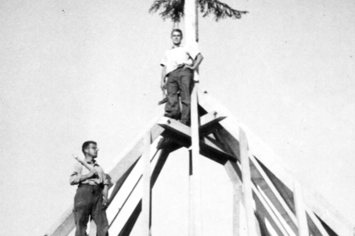 Zuoberst der «Stift» und spätere Nationalrat Konrad Basler, in der Mitte Zimmergeselle und Spruchdichter Karl Griesemer, unten Zimmermeister Brunner. Klicken Sie auf das Bild für die Vollansicht.