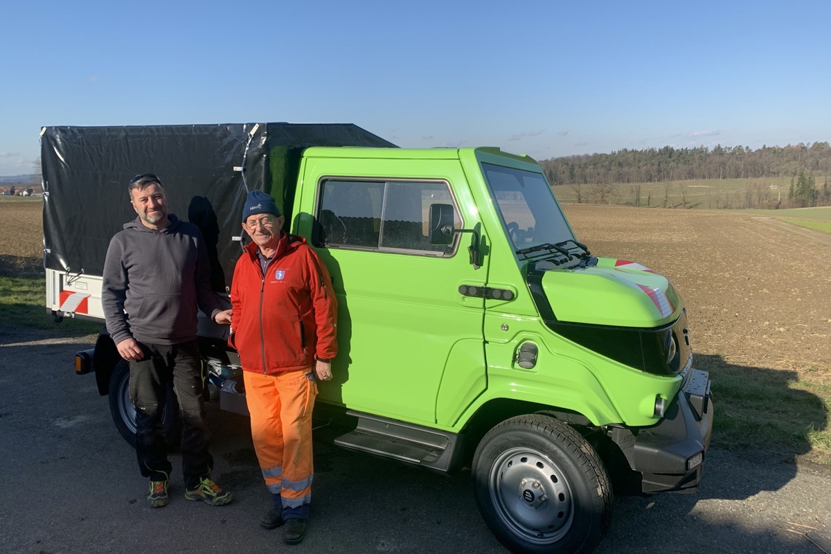 Die Gemeindearbeiter Felix Bernhard und Walter Eggli freuen sich über das neue E-Kommunalfahrzeug in Uhwiesen.