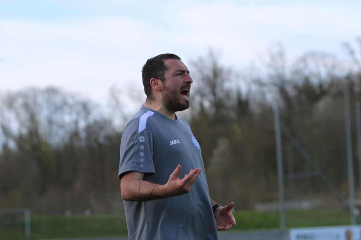 Dario Messina, Trainer des FC Ellikon/Marthalen, treibt seine Mannschaft im Kampf um den Klassenerhalt an.