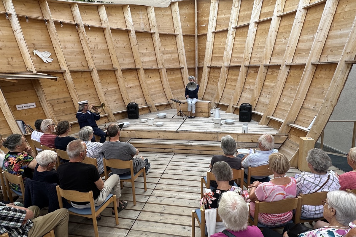 Noch bis Ende August ist die Arche neben der Kirche Laufen ein stimmiger Ort für Veranstaltungen und Gottesdienste.