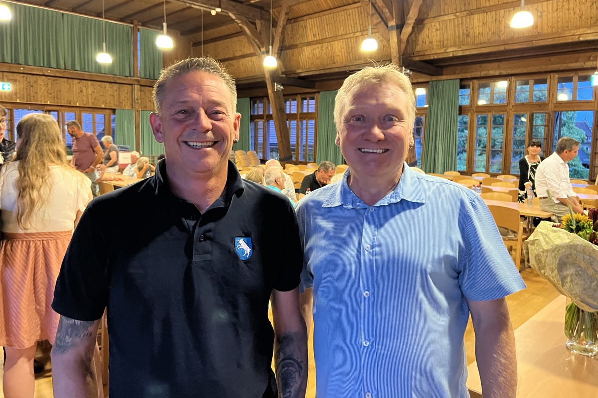 In Berg am Irchel wurden Patrick Schmid (links) und Roland Fehr aus dem Gemeinderat verabschiedet …
