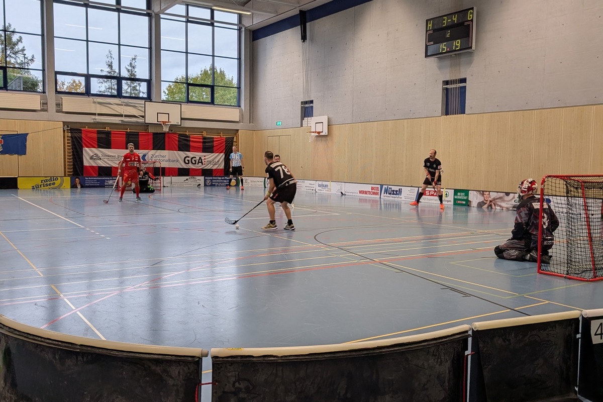 Die Uhwieser Rotäugli (dunkle Shirts, im Ballbesitz) fügten den bis dahin makellosen Red Lions Frauenfeld in Egg bei Zürich die erste Saisonniederlage zu. 