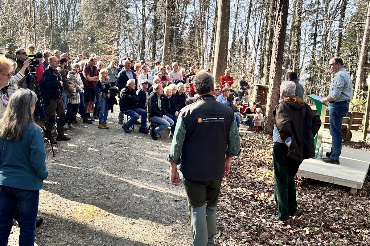 Den «Volkemer Chilewäg» benutzte man früher zum Besuch des Gottesdienstes. Am Dienstag informierte dort die IG Wald ohne Windkraft – Zürcher Weinland über ihre Ziele.