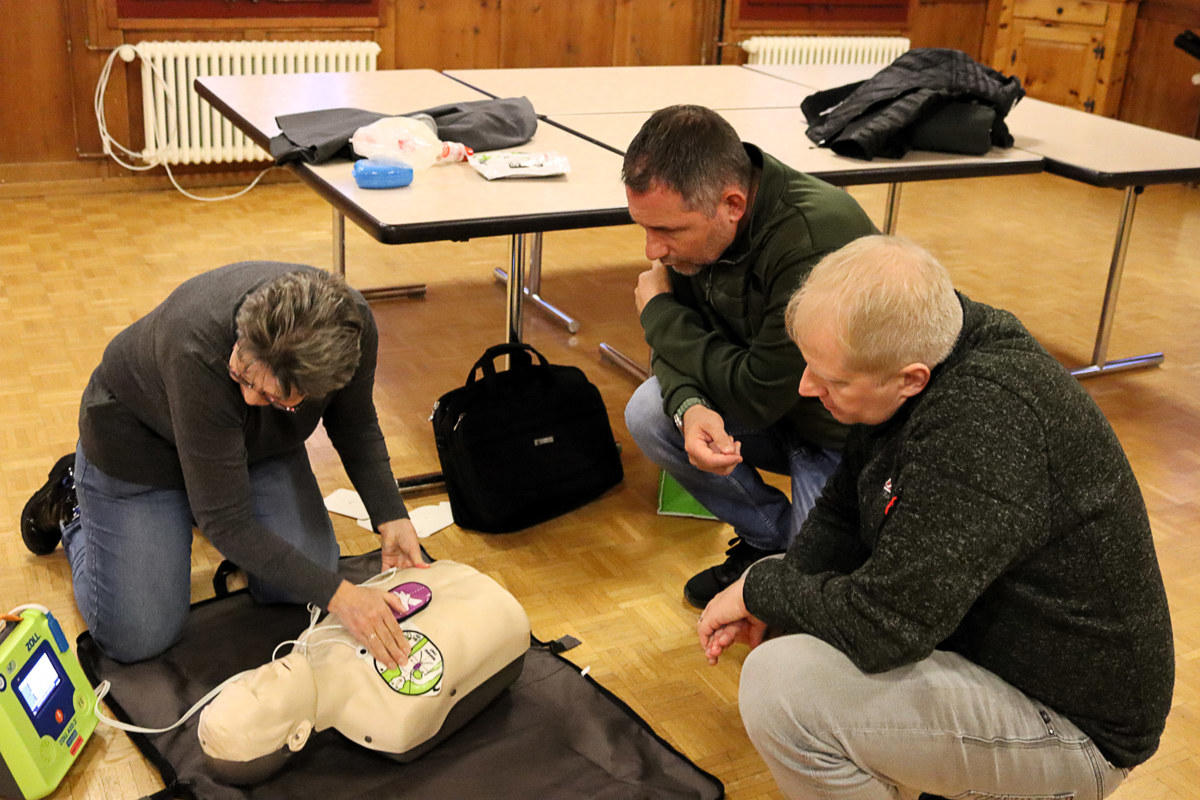 Rettungssanitäterin Barbara Schori erklärt Gemeindepräsident Markus Bürgi (links) und Gemeinderat André Eggspühler, wie ein Defibrillator funktioniert.