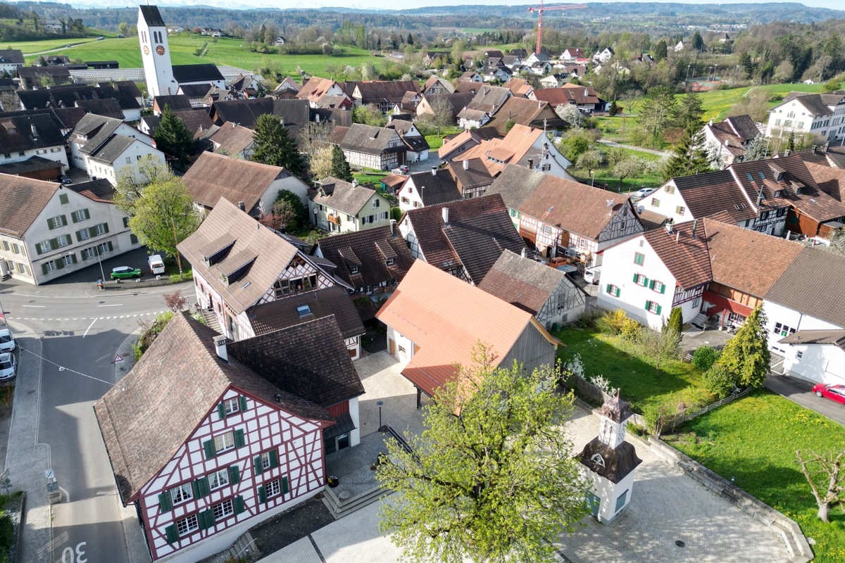 Das Dach der Küblerscheune (Mitte) wurde bei der Renovation vor 3