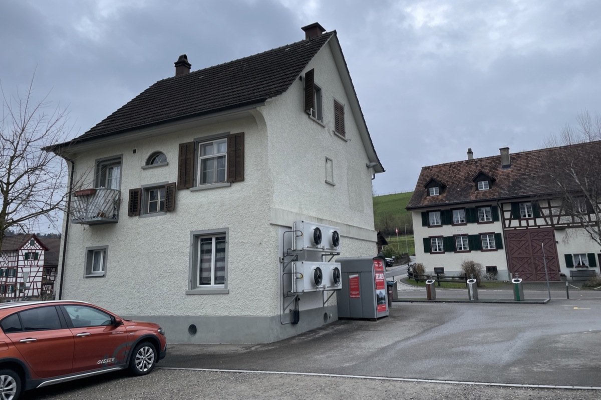 Der «alte Volg» in Trüllikon. Die Ostfassade mit ihren Kühlanlagen und den Containern wird künftig von einer neu erstellten Laube verdeckt sein.