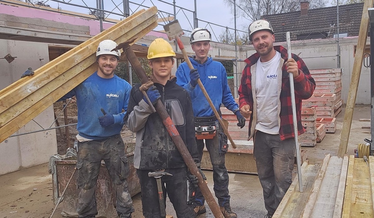 Unter Büezern war Benjamin (Zweiter von links) aus Marthalen unterwegs. Er durfte mit dem Team des Baugeschäfts Nägeli & Co mit auf eine Baustelle in Winterthur. Unter Büezern war Benjamin (Zweiter von links) aus Marthalen unterwegs. Er durfte mit dem Team des Baugeschäfts Nägeli & Co mit auf eine Baustelle in Winterthur.