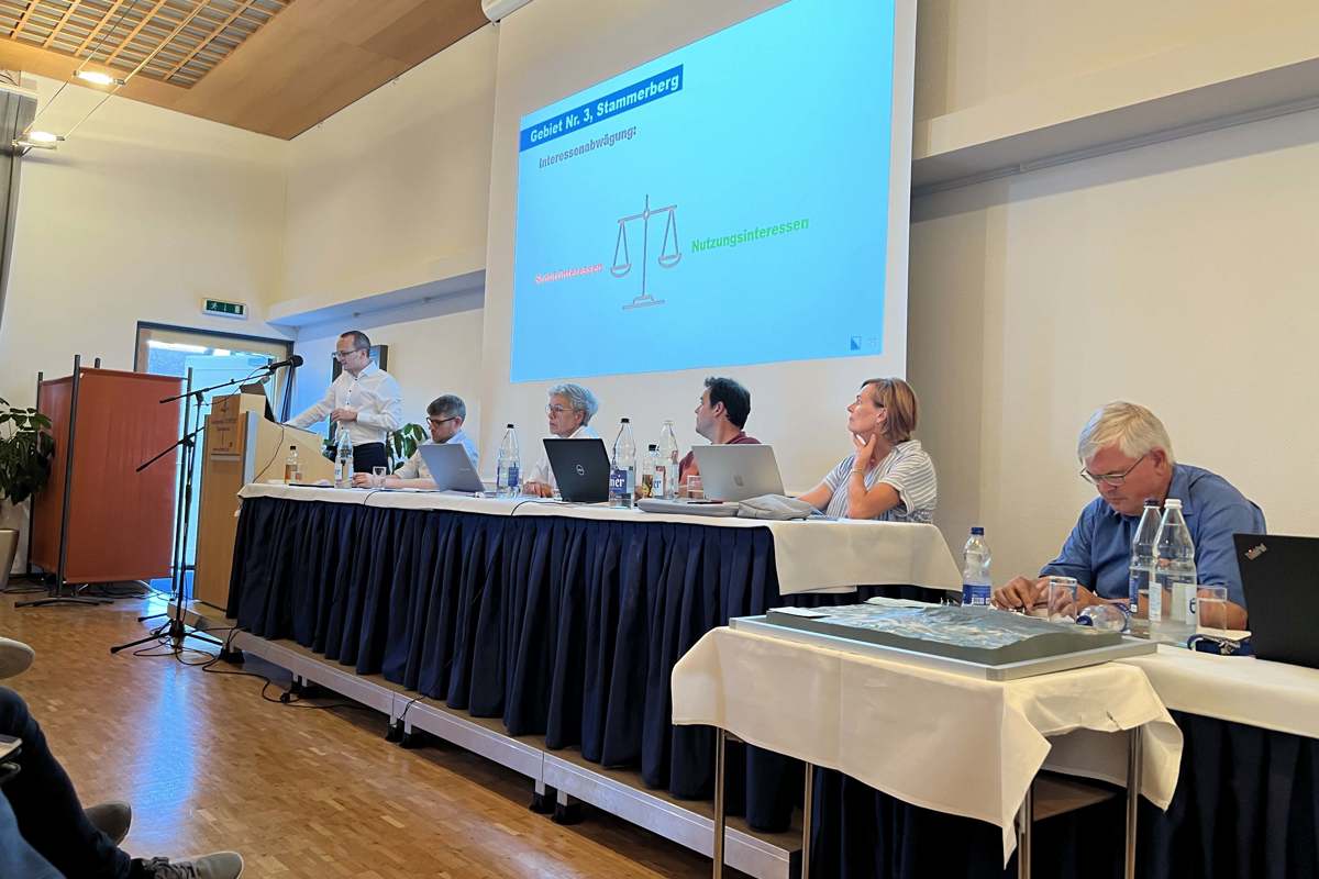 Von links: Für Baudirektor Martin Neukom ist die Waage bei den Schutz- und Nutzungsinteressen von Windkraft auf dem Stammerberg ausgeglichen, für Gemeinderat Simon Bachmann, Präsidentin Beatrice Ammann und Schreiber Christian Noth nicht.