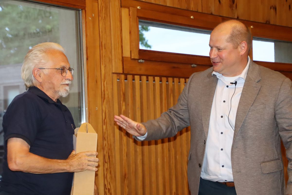 Gemeindepräsident Reto Frehner (rechts) verabschiedete den langjährigen Gemeinderat Herbert Büttikofer.