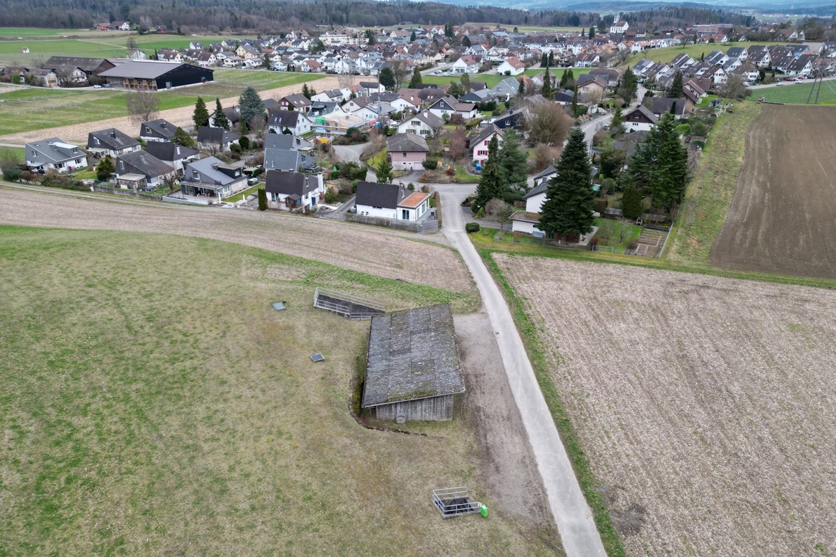 Die Zivilschutzanlage in Henggart (Eingang vorne im Bild bei der Scheune) wurde als Option genannt. Die Gemeinde wollte zwischen Verwaltung und Werkhof (Bildmitte bei der Wiese) Container aufstellen. Das Projekt ist blockiert.