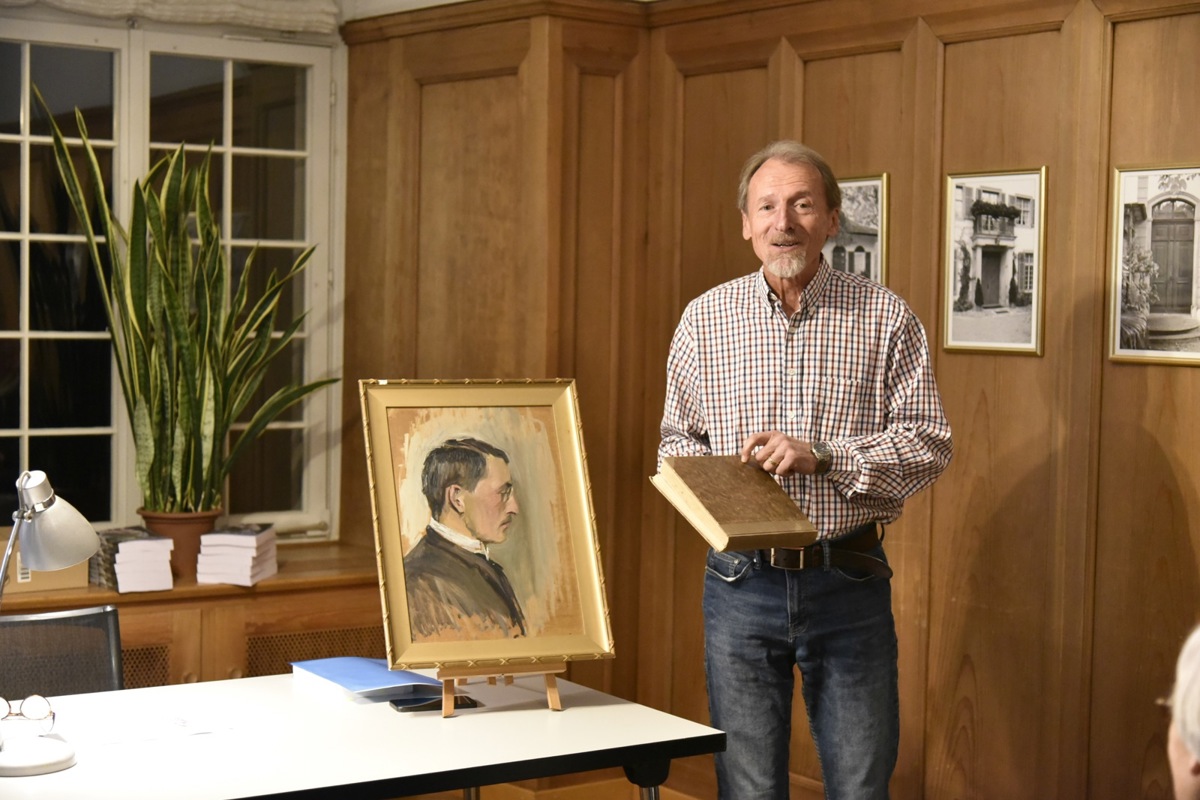 Peter Arbenz zeigte an der Lesung das Originalmanuskript von Carl Arbenz. Ein Porträt des Mannes als 30-Jähriger, das in der Haldenmühle hängt, weckte bei einigen Anwesenden Erinnerungen. 