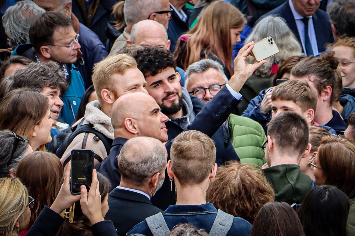 Er nahm das Smartphone gleich selbst in die Hand. Bundespräsident Alain Berset mitten in der Menge.