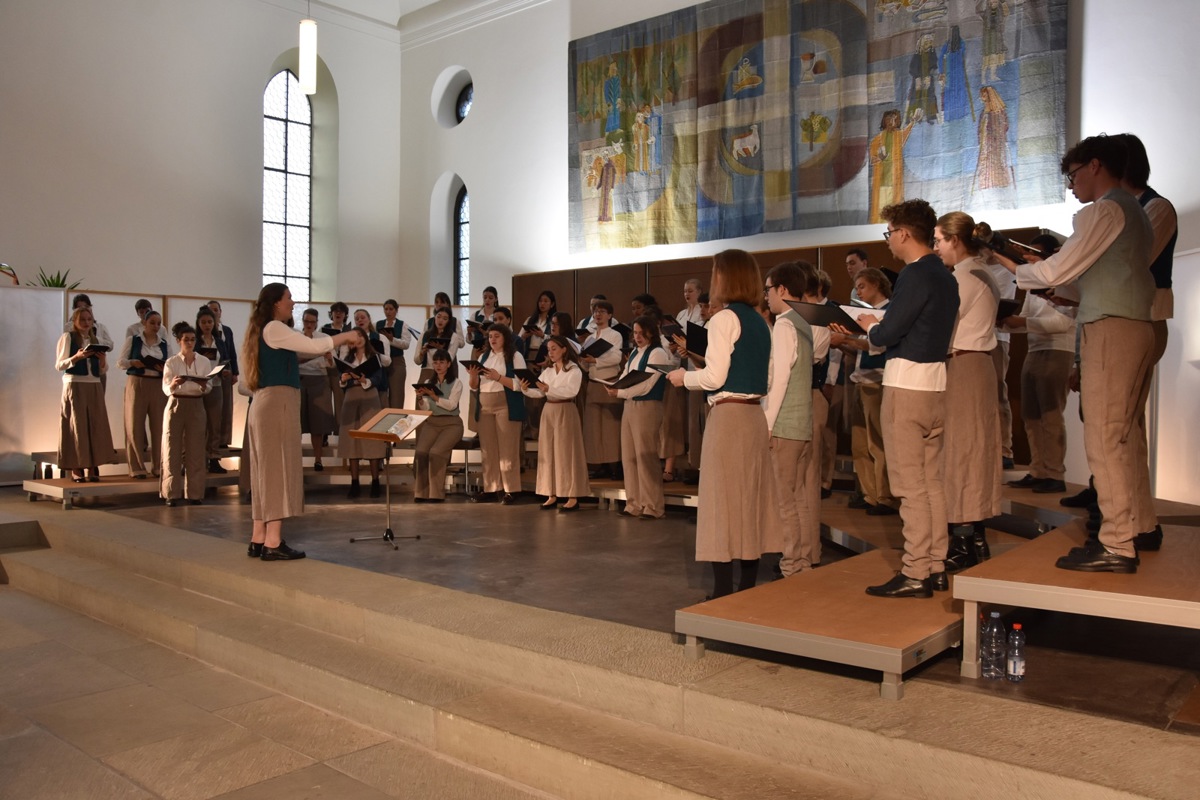 Lydiane de Graffenried, eine künstlerische Assistentin des Chores, dirigierte ihre Kolleginnen und Kollegen mit viel Gefühl.