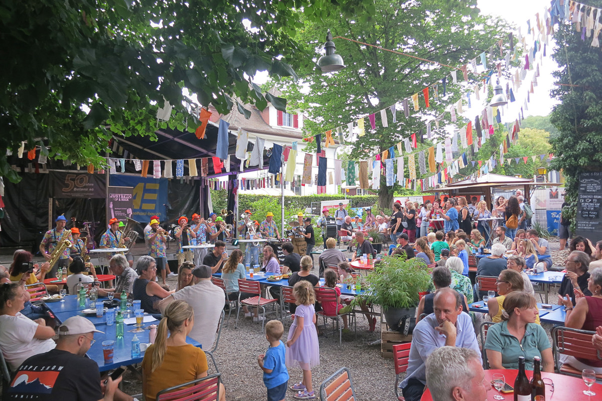 Ein gemütliches Fest mit Livemusik verschiedener Formationen genossen zahlreiche Gäste beim Mondlinger Dorffäscht.