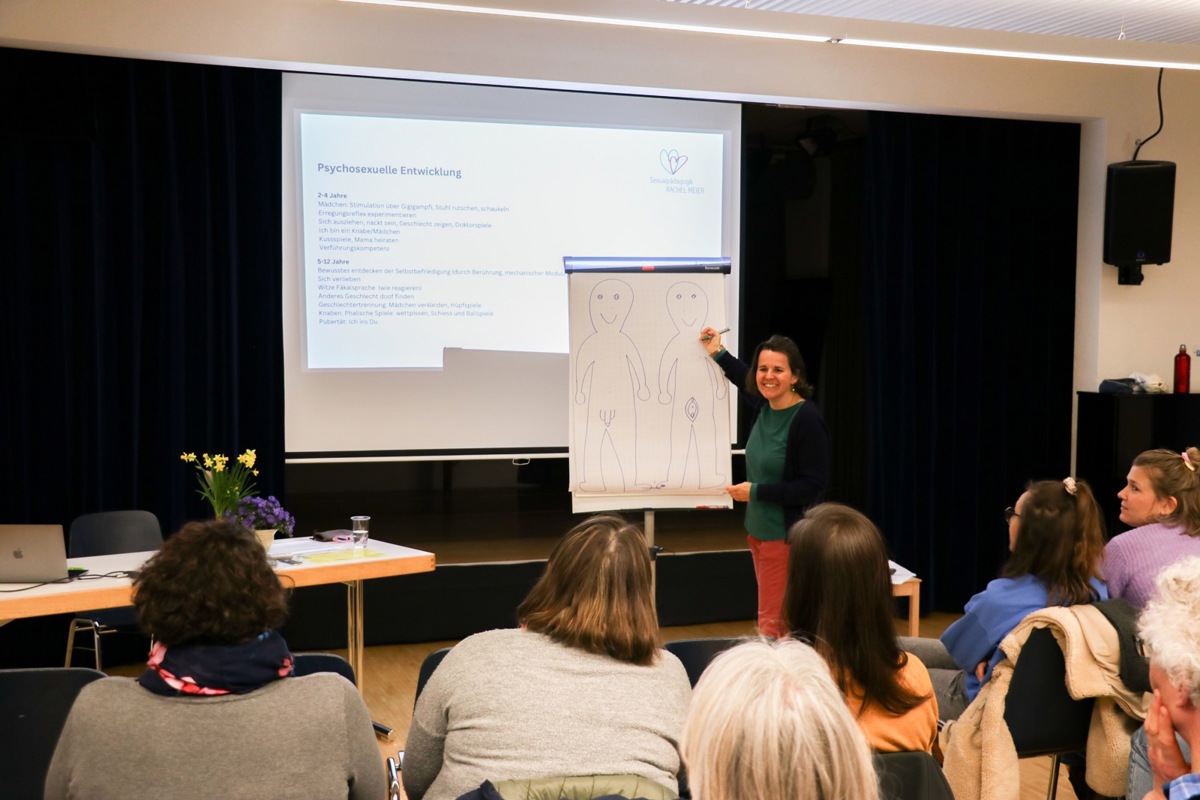 Der Vortrag von Rachel Meier begann mit Aufklärung. Dazu gehörte auch das Benennen der körperlichen Veränderungen während der Pubertät.