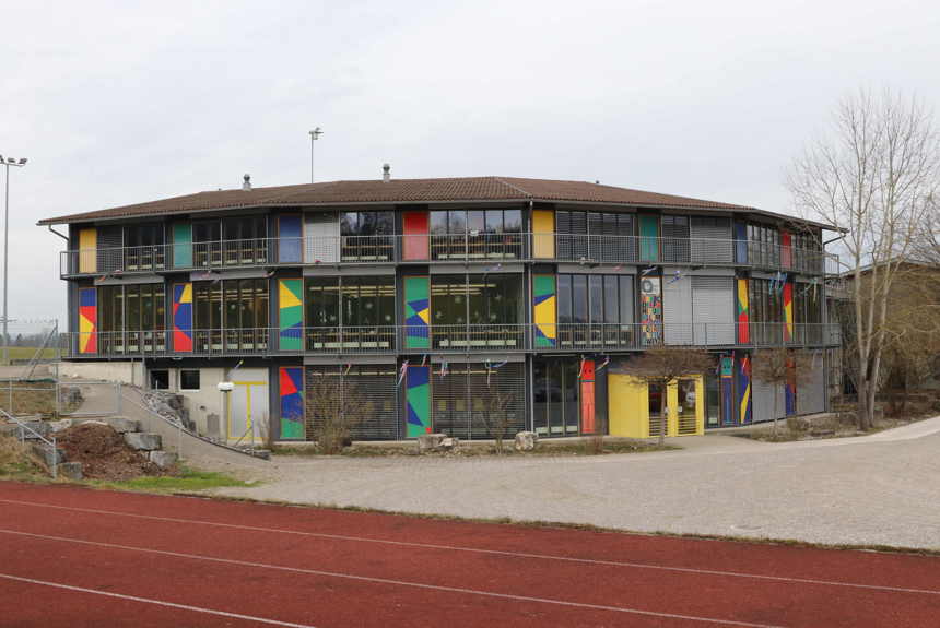 Der Neubau Kommt Zwischen Dem Halbrundbau Und Der Tartanbahn Zu Stehen
