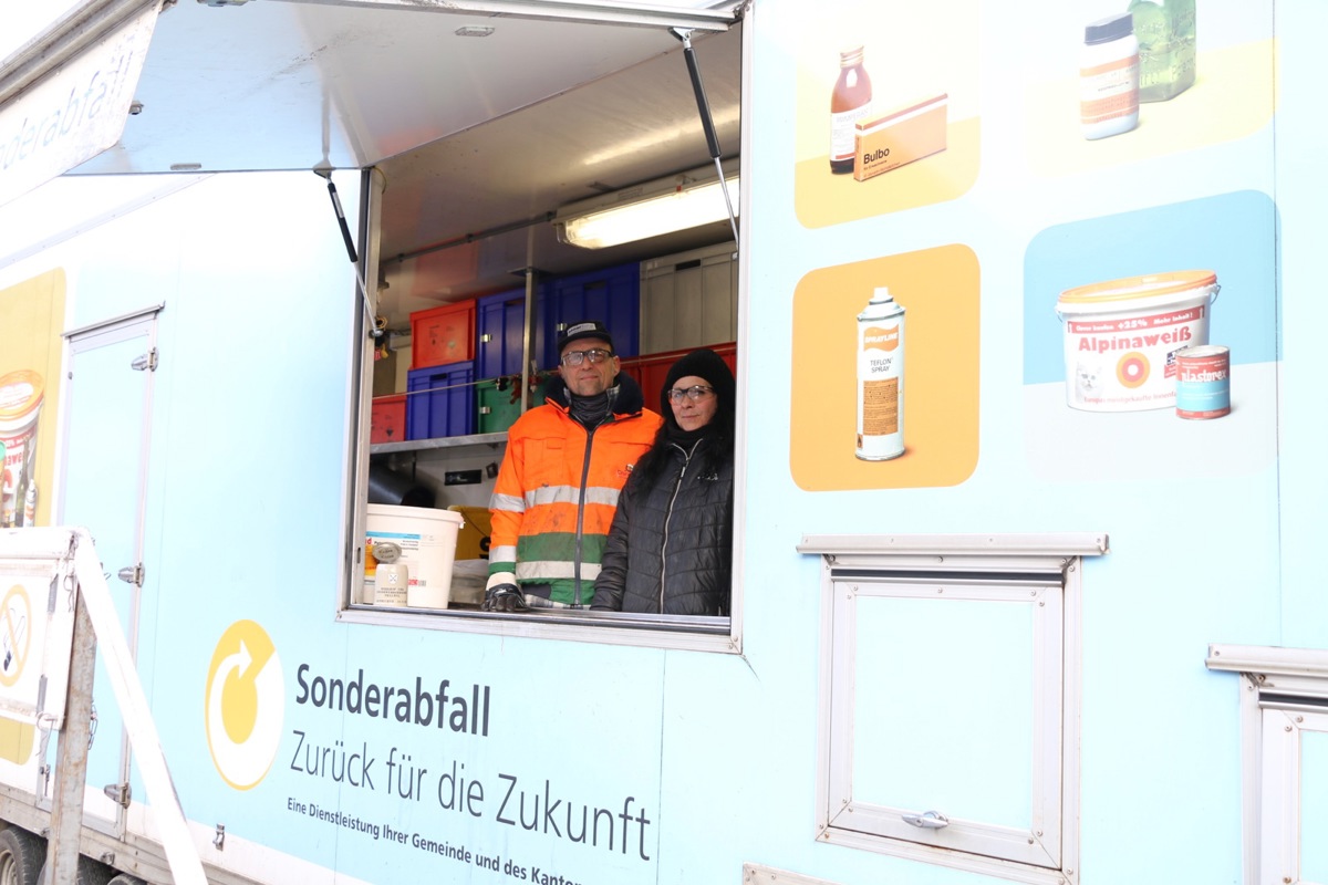 Achim von Glinowiecki und Liliane Plattner sind mit dem Sonderabfallmobil im ganzen Kanton unterwegs – ausser in der Stadt Zürich. Das Sonderabfallmobil ist eine Dienstleistung des Kantons Zürich und der Gemeinden.