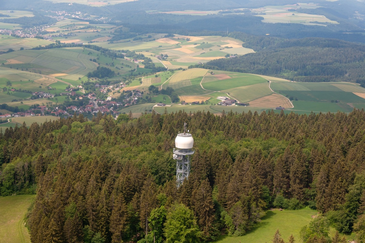 Das Gebiet «Hagenturm» wurde vorerst aus den Windkraftplänen des Kantons Schaffhausen gestrichen. Das namensgebende Bauwerk trägt auf seiner Spitze ein Radom der Schweizer Armee. 