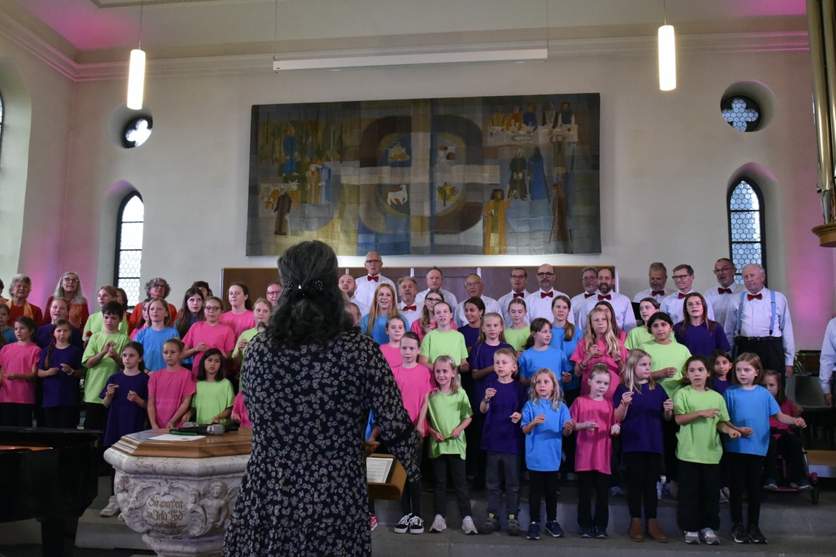 Drei Chöre sangen gemeinsam «Singing all together».