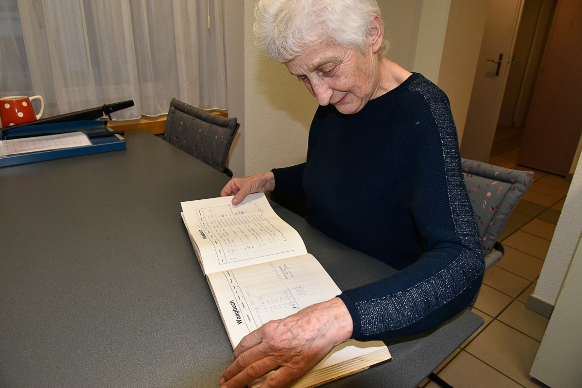 Margrit Lüthi bei einem Blick in das alte Waagbuch.