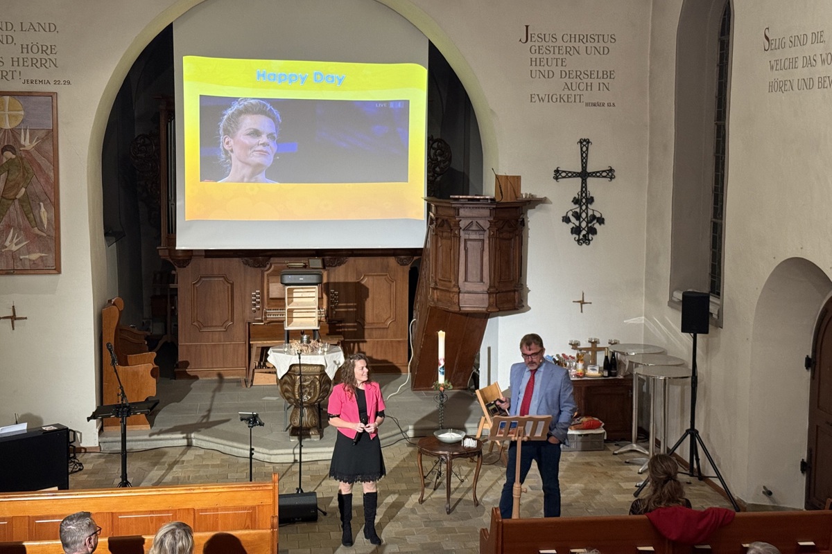 Pfarrer Benjamin Stückelberger (rechts) wird die Pop-Spirit-Gottesdienste leiten. Am letzten Freitag waren Martina Meier (Bild) und Simone Schmutz engagiert.
