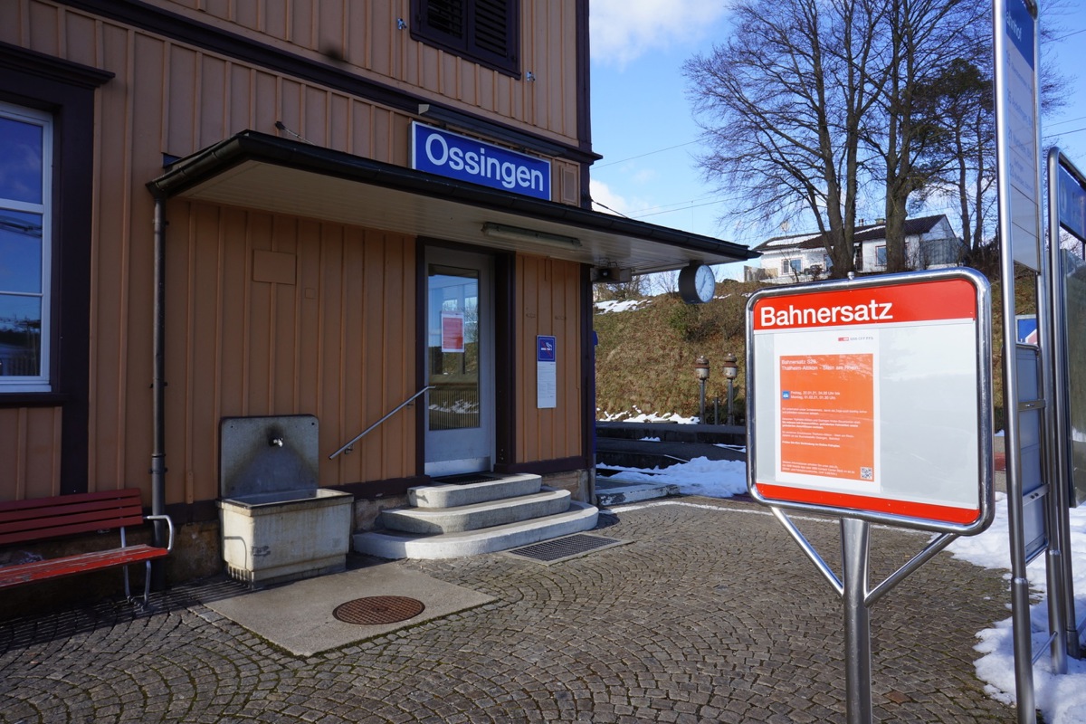 Lautsprecherdurchsagen und Infotafeln: Am Bahnhof Ossingen fährt bis 1. März kein Zug mehr.