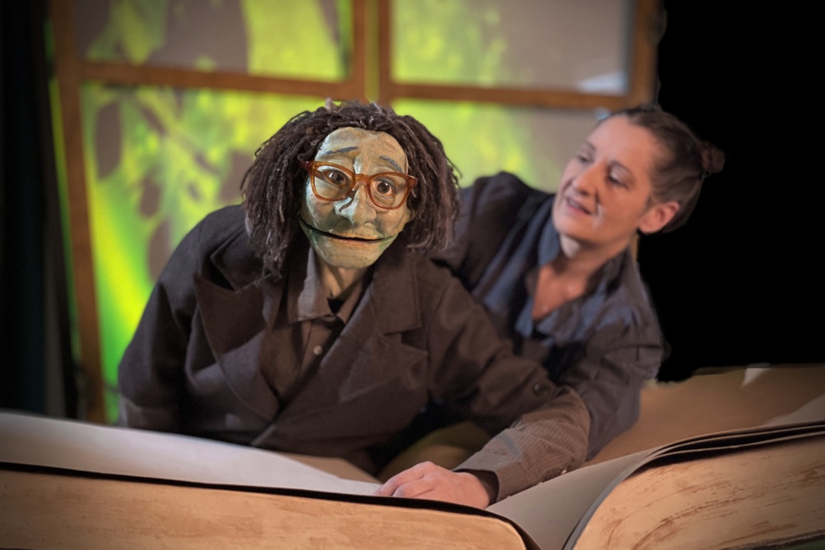 Katja Baumann lässt in ihrem neuen Stück Herrn Grimm und andere Figuren aus dem übergrossen Buch steigen und kommunizieren. Premiere ist am 10. und 11. April im Theater Alti Fabrik Flaach.