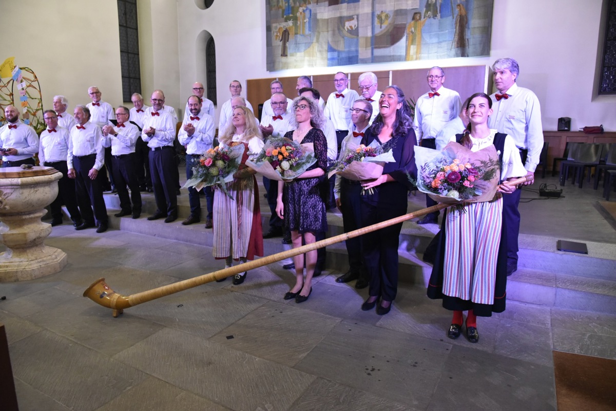 Fabienne Romer, Marielle Studer, Katharina Kühne und Lisa Stoll (von links) sowie der Männerchor Frohsinn Andelfingen freuten sich über den Erfolg des Konzerts.