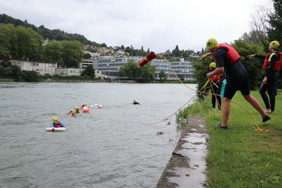 Die 14 Jugendlichen retteten sich gegenseitig aus dem Rhein