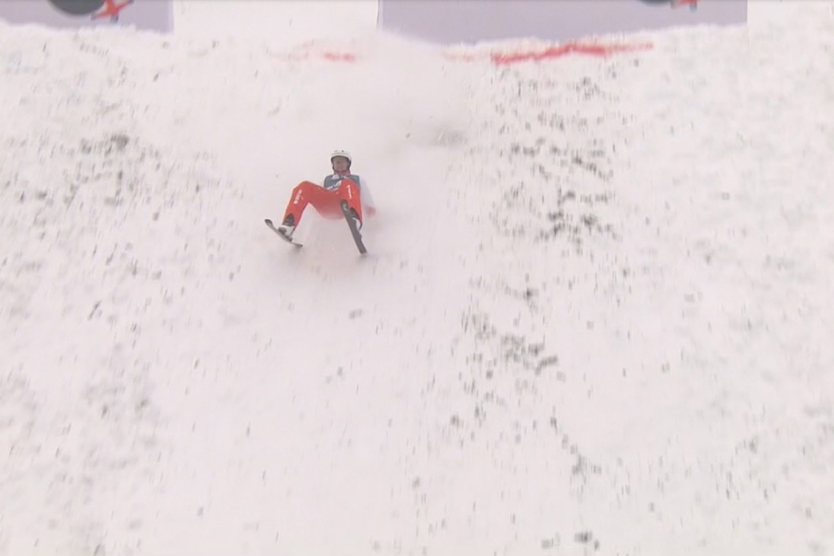 Pirmin Werner musste bei der Landung in den Schnee greifen und schied bereits in der Qualifikation aus.