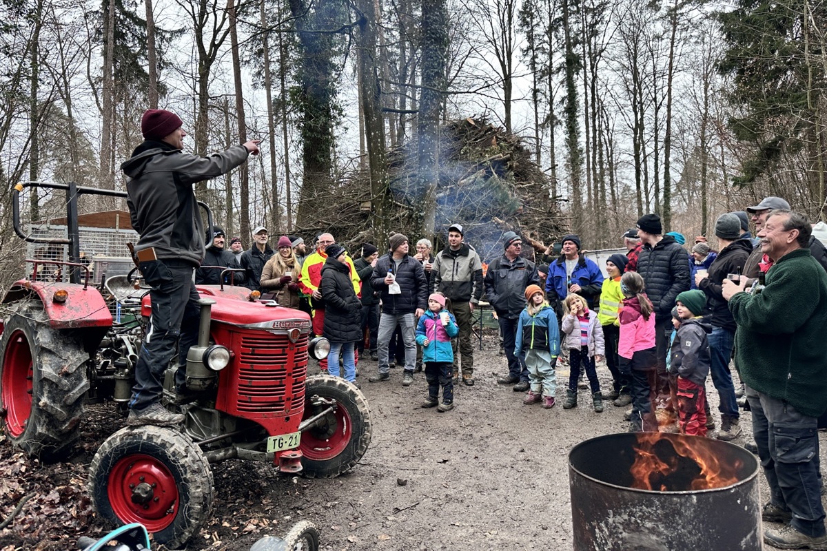 Altes Schlachtross bekommt Gnadenstall am Badesee: 2600 Franken bekam Gemeinderat Florian Koch für den Traktor.