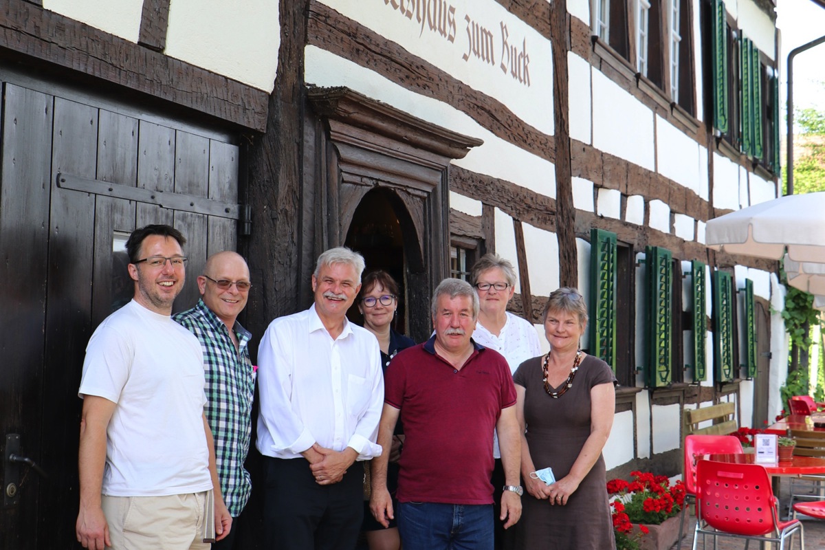 An der Generalversammlung stellte René Kaufmann (3.v.l.) ein neues Coaching-Projekt für Lehrbetriebe vor. Zum Vorstand von Gastro Andelfingen gehören (v.l.): Peter Hatt («Bahnhof»