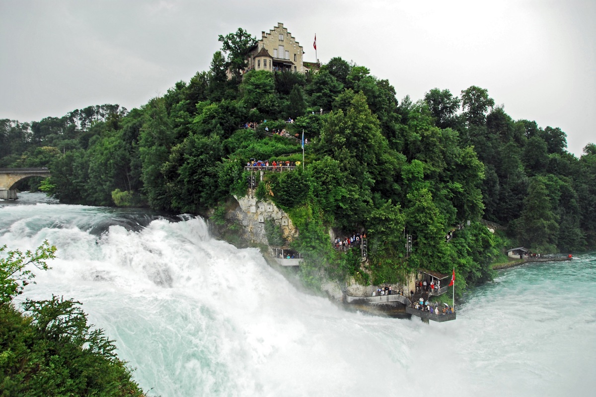 Rund um Schloss Laufen und den Rheinfall erstreckte sich die Laufer Mark. Zu ihr gehörten bereits im Jahr 876 die Siedlungen Dachsen, Flurlingen und Langwiesen.