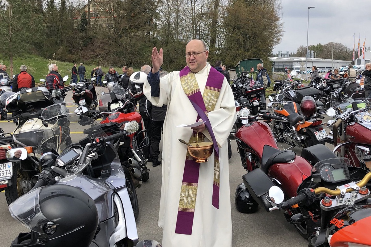 Auch zum 20-Jahr-Jubiläum werden die Motorräder für die kommende Saison gesegnet. Im Bild Pfarrer Stephan Kristan im Jahr 2019.