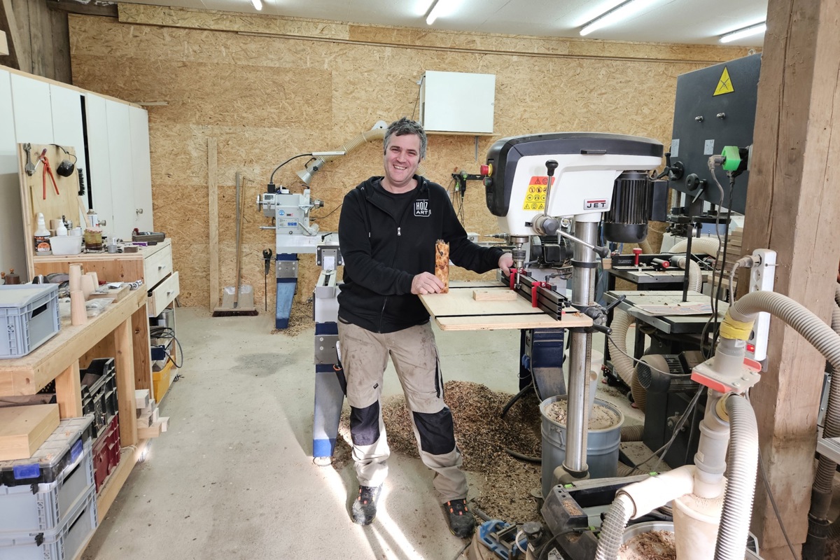 Franz Dallmeier in seiner Werkstatt mit einer fertigen Pfeffermühle.