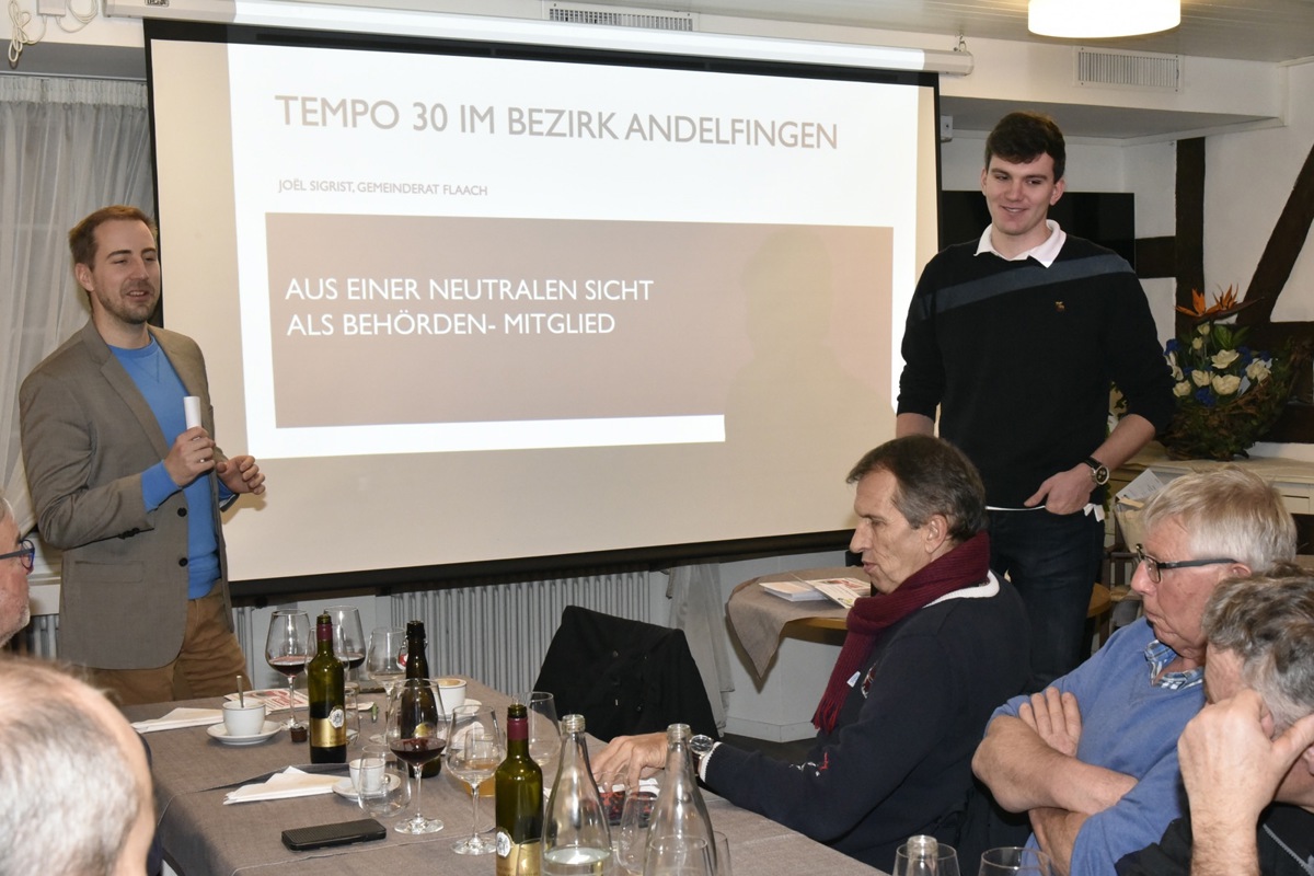 Joël Sigrist (rechts) referierte beim Polit-Dinner über Tempo-30-Massnahmen. Eingeladen worden war er von Stefan Stutz