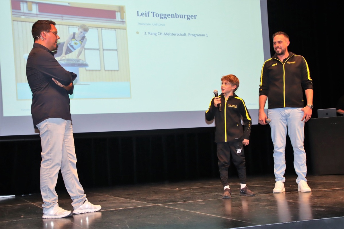 Leif Toggenburger (Mitte) stellte sich keck den Fragen von Moderator Alex Bluntschi. Neben ihm sein Trainer Ueli Strub.